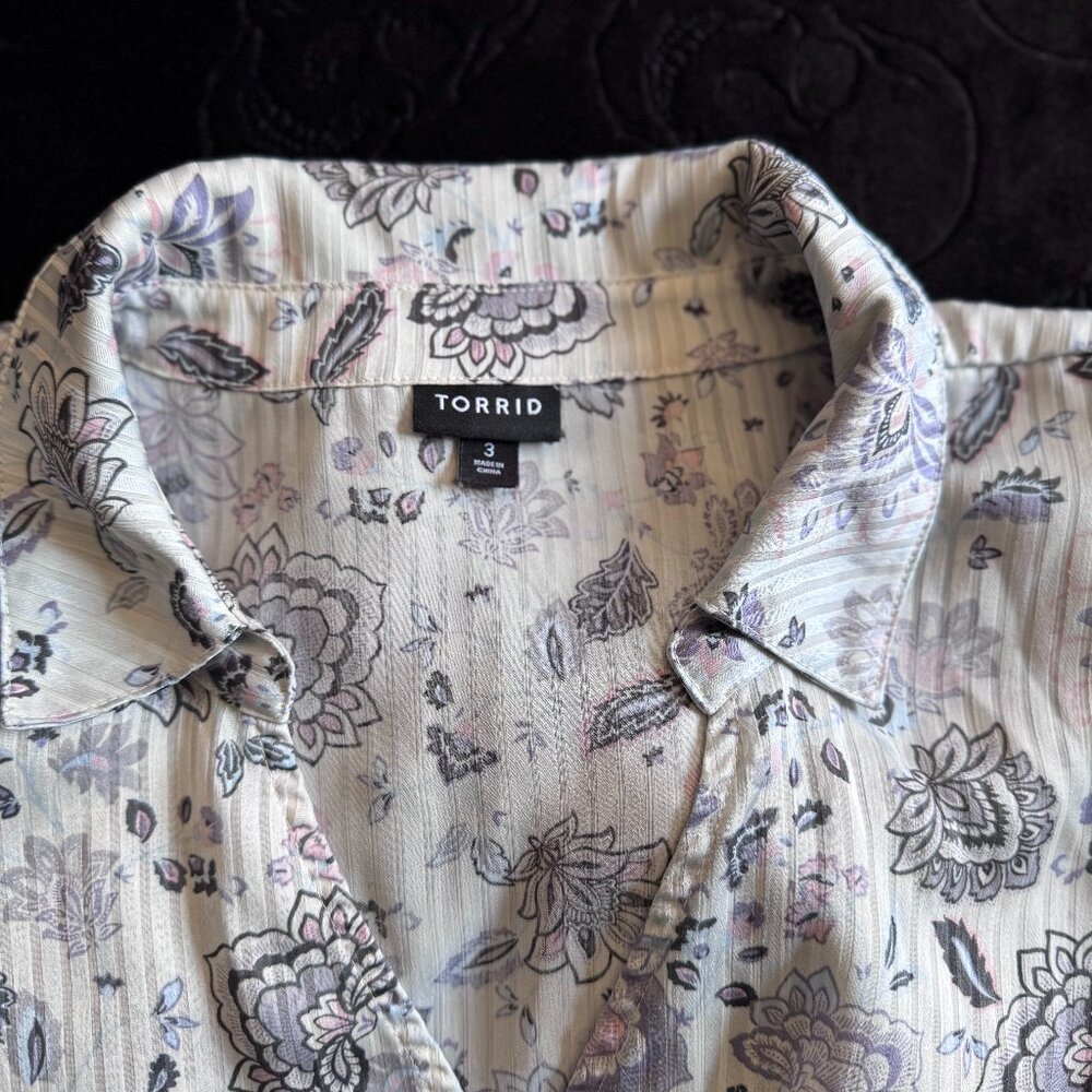 Torrid Floral Button Front Blouse Size 3 Lightweight Workwear Top